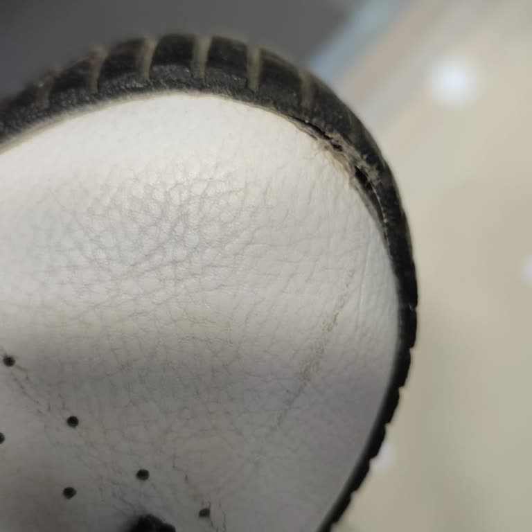 FLO Ayakkabı Ürün Yan Taraflarından Açıldı, Değişi-iade İçin Bekletiyor!