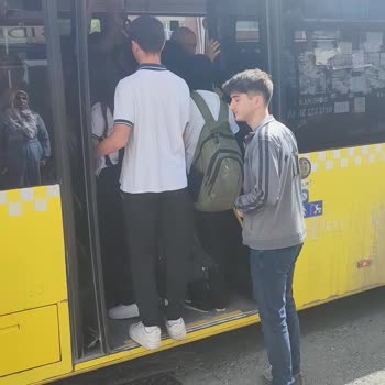 İETT 142B Sorunu Gelmiyor Arıza Yapıyor Kalabalık Oluyor