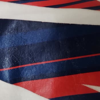 Mavi T-shirt Deki Deforme Ve Soyulma