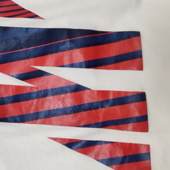 Mavi T-shirt Deki Deforme Ve Soyulma