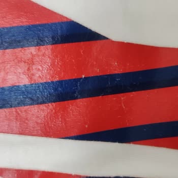 Mavi T-shirt Deki Deforme Ve Soyulma