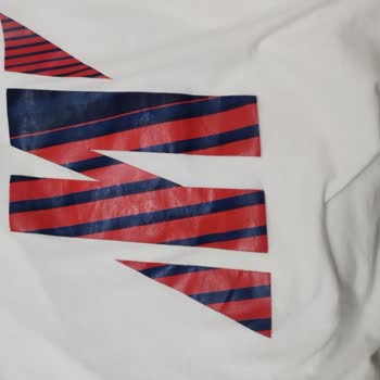 Mavi T-shirt Deki Deforme Ve Soyulma