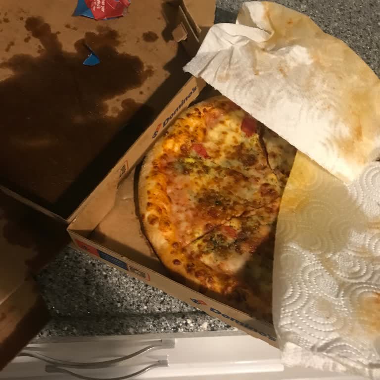 Domino's Yağlı Güreş Olimpiyatlarına Katılan Peynirli Pizza