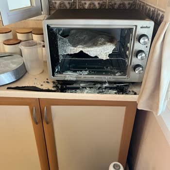 Simfer Fırın Camı Patladı