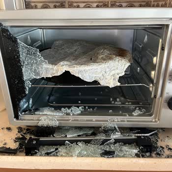 Simfer Fırın Camı Patladı