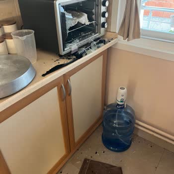 Simfer Fırın Camı Patladı