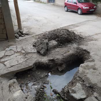 Vaski Sürekli Oyalıyor. Evin Altında Su Patlağı Var Her Yer Çamur