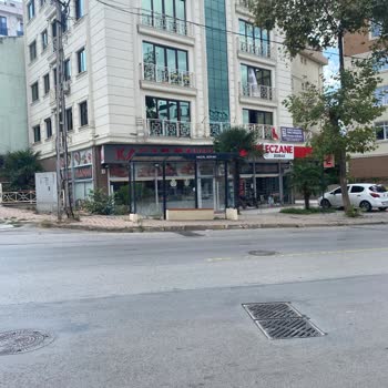 İstanbul Büyükşehir Belediyesi Hazal Sokak Durağında Yağmur Tentesi Bulunmuyor!