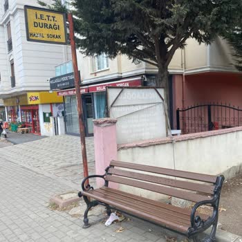 İstanbul Büyükşehir Belediyesi Hazal Sokak Durağında Yağmur Tentesi Bulunmuyor!