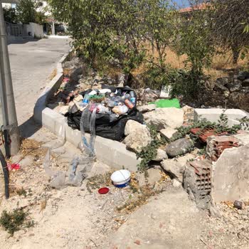 Çeşme Belediyesi Reisdere Mahallesi'nde İhmal Edilen Sokak Temizliği Ve Yol Sorunu