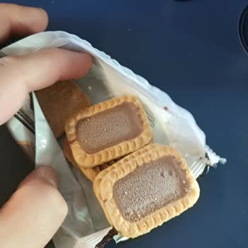 Eti Gıda Eti Çikolatalı Bisküvi Üzerinde Beyaz Lekeler