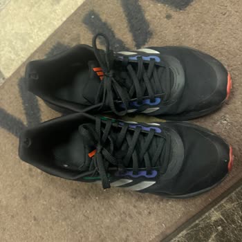 Adidas Marka Spor Ayakkabının Arkasının Aşınması