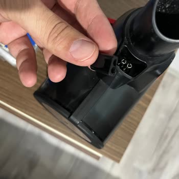 Bosch Dikey Süpürge Sürekli Bir Yerleri Kırılıyor