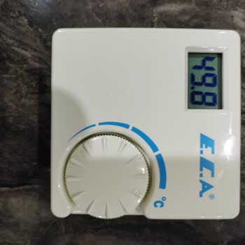 ECA Oda Termostatı 49.8 Derece Gösteriyor.