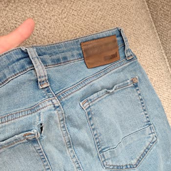 Mavi Marka Kot Pantolonlarda Arka Cep Kenarı Yırtılması