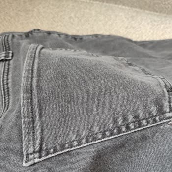 Mavi Marka Kot Pantolonlarda Arka Cep Kenarı Yırtılması