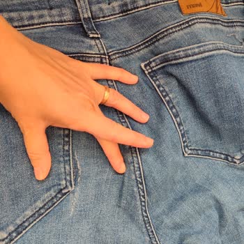 Mavi Marka Kot Pantolonlarda Arka Cep Kenarı Yırtılması