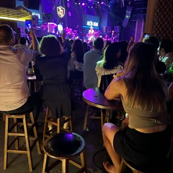 Jolly Joker Sahne Önü Aldık Sonuç Bistro İle Yan Yana Oturduk