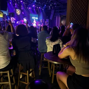 Jolly Joker Sahne Önü Aldık Sonuç Bistro İle Yan Yana Oturduk