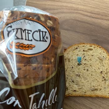 BİM Ekmecik Ekmeğinden Çıkan Eldiven Parçası