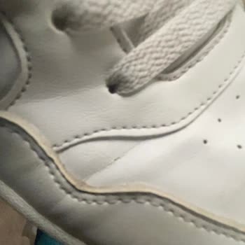 Adidas Marka Ayakkabını Üstün Çatlaması