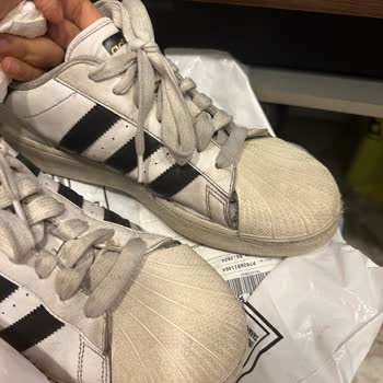Adidas Ayakkabısının Arkasında Durmadı