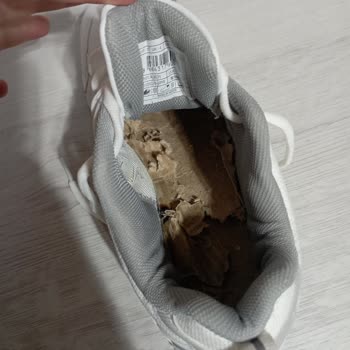 Kinetix Marka Ayakkabının Tabanının Karton Olması