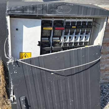 ADM Elektrik Dağıtım Elektrik Trafosu Açık Bırakılmış Ve İlgili Kurum Uyuyor Ölüme Davetiye