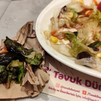 Tavuk Dünyası Bozulmuş Yeşilliklerle Nasıl Servis Yapar