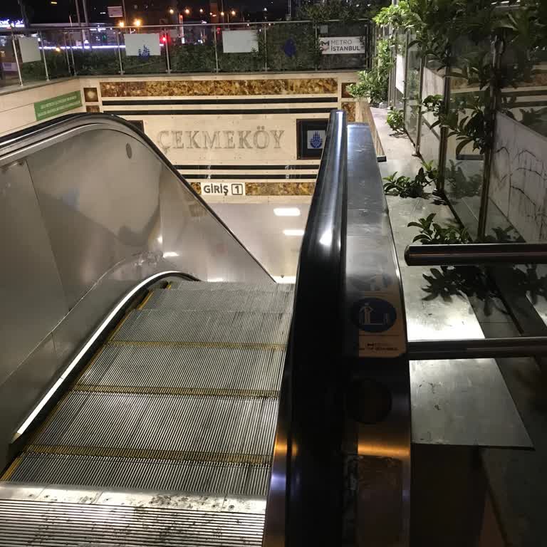 İstanbul Büyükşehir Belediyesi M5 Üsküdar Samandıra Metro Yürüyen Merdiven Sorunu