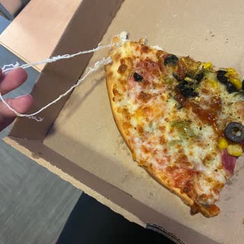 PizzaLazza Pizza Lazzadan Aldığım Pizzadan Çıkan Kocaman İp
