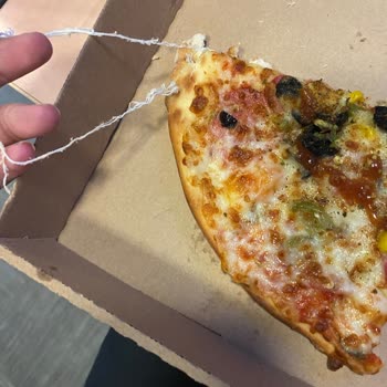 PizzaLazza Pizza Lazzadan Aldığım Pizzadan Çıkan Kocaman İp