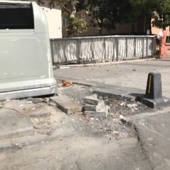 Bedaş Kaldırımı Bir An Önce Tamir Et.