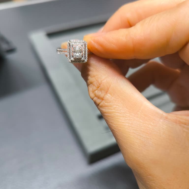 Altınsay Pırlanta 4 Ayda Aynı Yerden Sürekli Taşı Düşüp Durdu. İade İstiyorum.