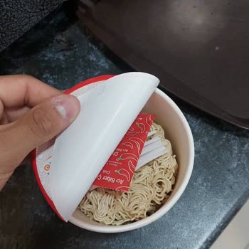 Dudomi Noodle Dan Sebzeli Toz Çıkmadı