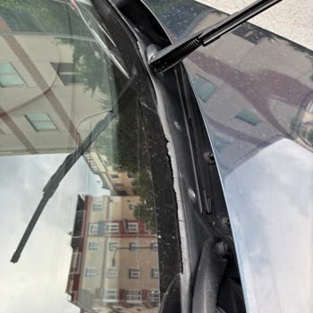 F20N2012 Model Ön Cam Fitil Çatladı Ve BMW Acil Çözüm Sunmalı