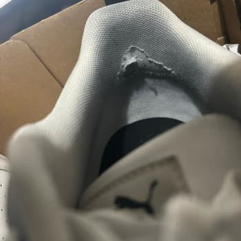 In Street Kusurlu Ayakkabı Hakkında Hiçbir Şey Yapmadı