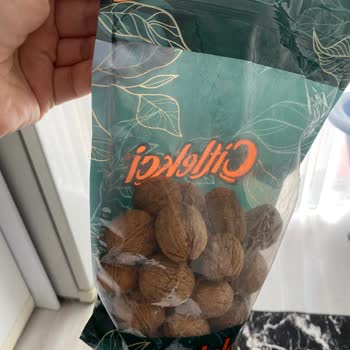 Çitlekçi Cevizin İçinde Kurt Var!