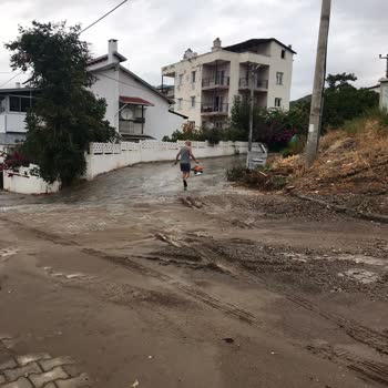 Menderes Belediyesi Özdere Çukuraltı Mevkisinde Toprak Kayması Sahipsiz Kamu Alanı