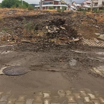 Menderes Belediyesi Özdere Çukuraltı Mevkisinde Toprak Kayması Sahipsiz Kamu Alanı