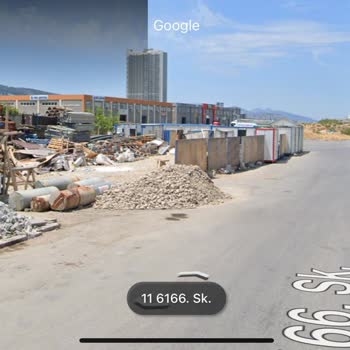 Bornova Belediyesi Yolun Şantiye Olarak Kullanılması, Görüntü Kirliliği Ve Kaza Tehlikesi!