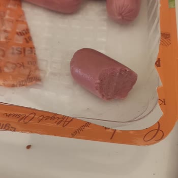 Maret Isırılmış Sosis Parçası