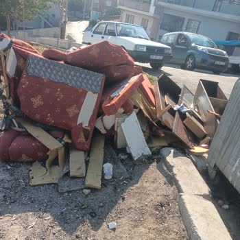 İzmir Büyükşehir Belediyesi Kötü Koku Sinekler İlaçlanma Yerlerde Çöpler