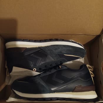 Hummel Sent Mismatched Shoe Sizes in Gift and Won't Help Without Purchase Info