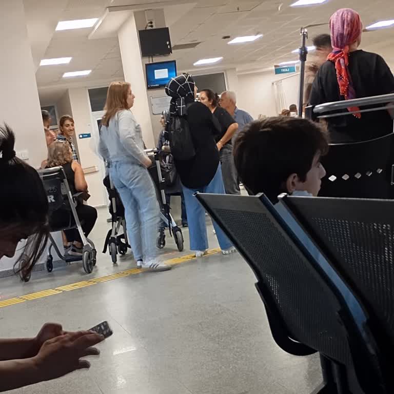 Torbalı Devlet Hastanesi Yoğun Kalabalık Sıra Bekliyoruz