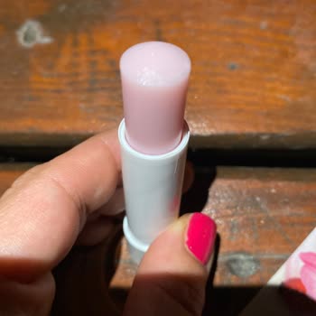 Nivea Lip Scrub Lacks Exfoliating Beads as Advertised, Just a Regular Lip Balm