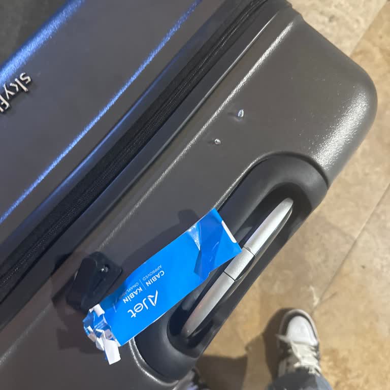 AJet Kıbrıs-Trabzon Uçuşunda Yaşanan Bavul Hasarı