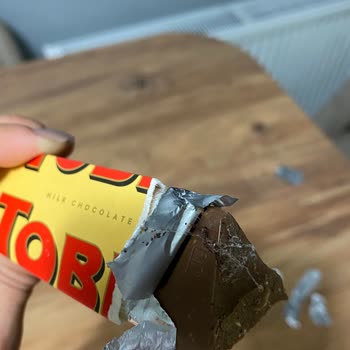 Migros'tan Aldığımız Küflü Örümcek Ağlı Toblerone Çikolata