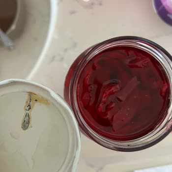 Budabenimolsun.com Kırmızı Lahana Turşusunda Kapağın Şişmesi Ve Pas Lekesi