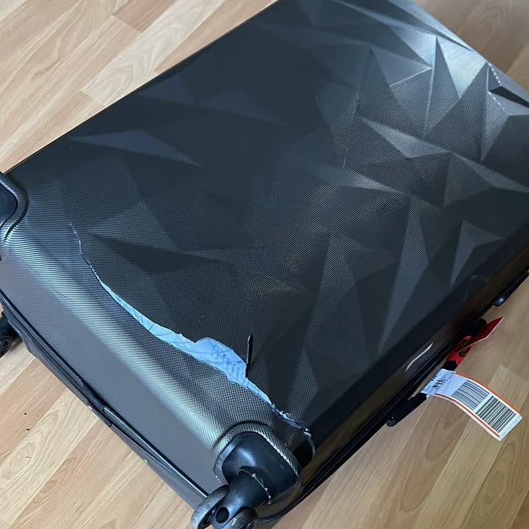 FLO'dan Alınan Lumberjack Markalı Valiz İlk Kullanımında Kırıldı!